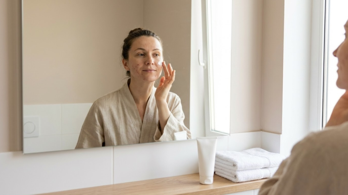 Applying sunscreen to help prevent acne marks from darkening